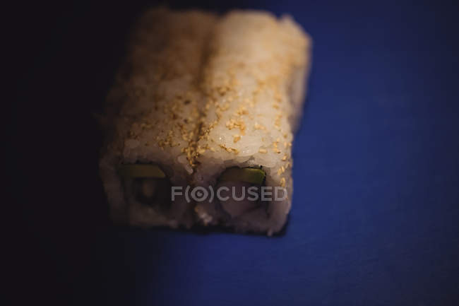 Close-up de dois rolos de sushi na mesa de jantar no restaurante — Fotografia de Stock