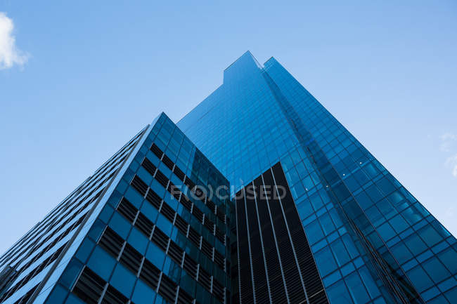 Rascacielos de oficina modernos en el distrito de negocios, vista de ángulo bajo - foto de stock