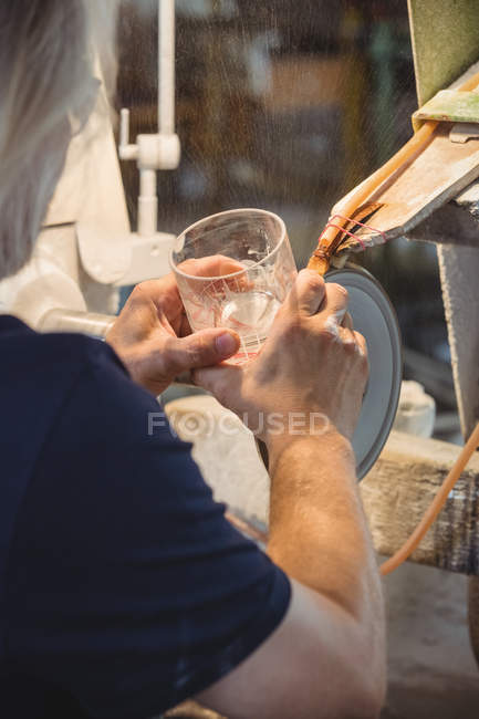 Lucidatura e rettifica di un vetro presso una fabbrica di soffiaggio — Foto stock