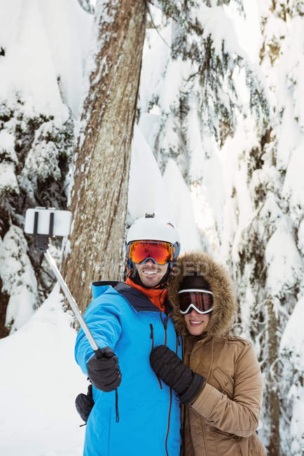 Happy skier couple taking a selfie on snowy landscape — Stock Photo