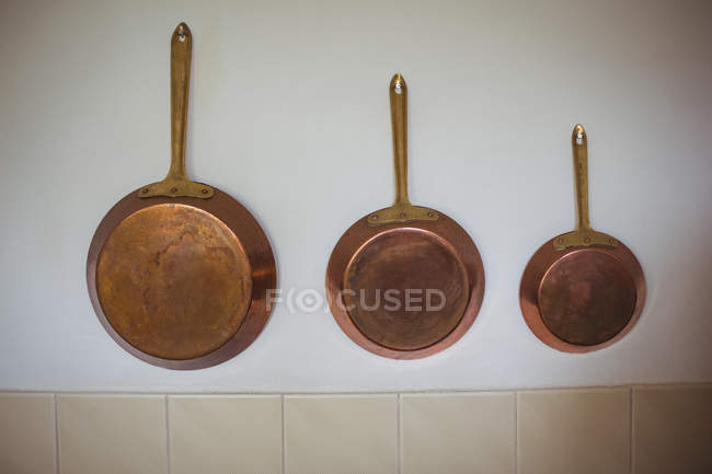 Close-up of brass pans hanging on a wall — Stock Photo