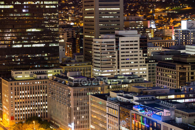 Vista aérea de rascacielos corporativos en la ciudad por la noche - foto de stock