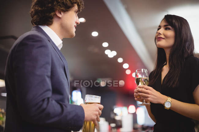 Couple prenant un verre ensemble au restaurant — Photo de stock
