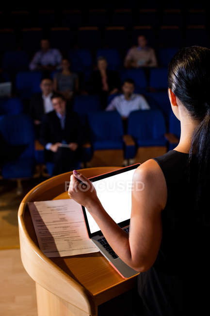 Rückansicht einer weiblichen Führungskraft bei einer Rede im Konferenzzentrum — Stockfoto