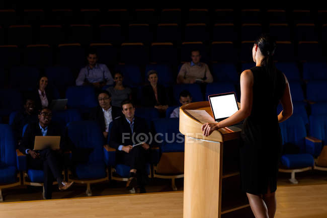 Femmina business executive tenendo un discorso al centro congressi — Foto stock