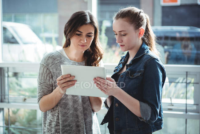 Dirigeants d'entreprise discutant sur tablette numérique au bureau — Photo de stock