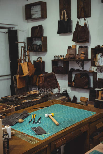 Различные рабочие инструменты на столе в мастерской — стоковое фото