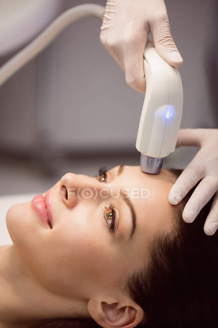 Patiente recevant un traitement cosmétique à la clinique — Photo de stock