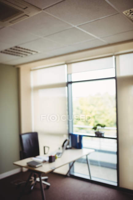 Interior desfocado de escritório de luz moderna vazio — Fotografia de Stock