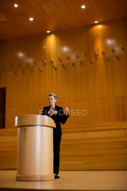 Executiva feminina fazendo um discurso no centro de conferências — Fotografia de Stock