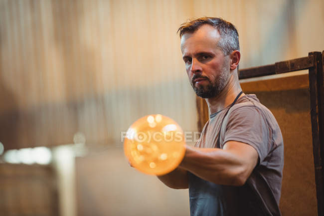 Ventilador de vidro moldando um vidro no tubo de sopro na fábrica de sopro de vidro — Fotografia de Stock