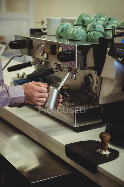 Section médiane de l'homme préparant le café dans le café — Photo de stock