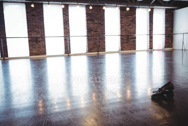 Paire de chaussures de danse sur sol en bois dans un studio de danse — Photo de stock