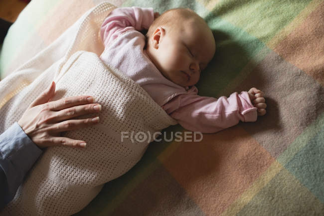 Primer plano de lindo bebé durmiendo en el dormitorio en casa - foto de stock