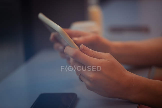 Руки бізнес-леді проведення цифровий планшет на лічильник, в їдальні — стокове фото