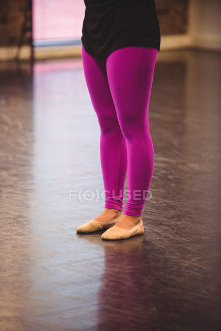 Section basse de la ballerine debout dans le studio de ballet — Photo de stock
