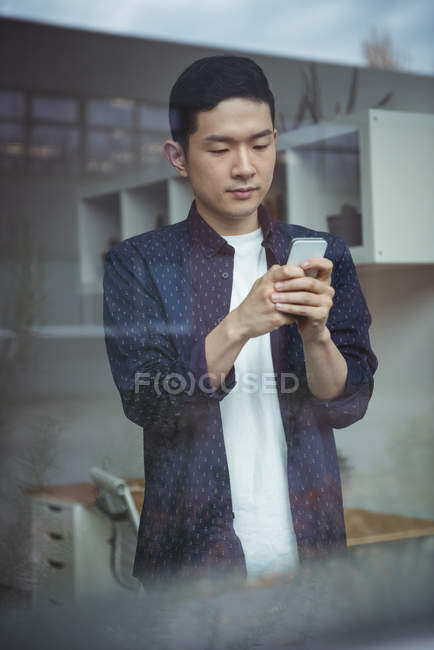 Executivo de negócios usando telefone celular no escritório — Fotografia de Stock