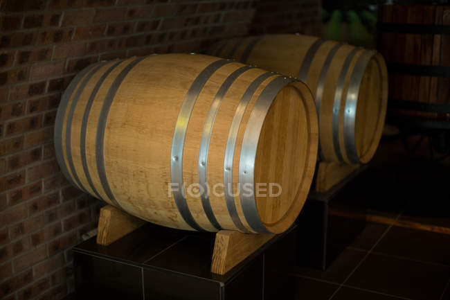 Primer plano de dos barriles de madera - foto de stock