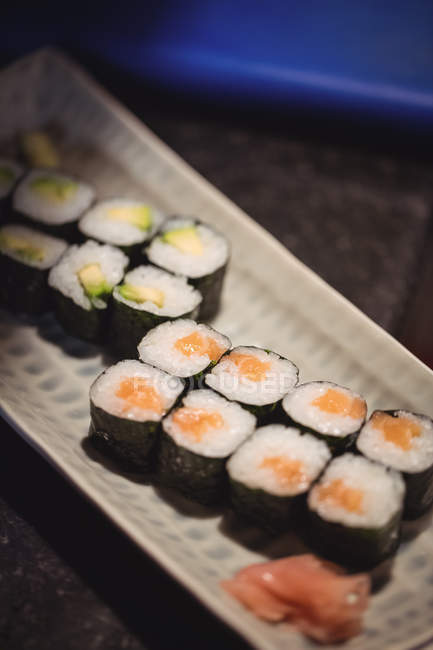 Sushi arreglado en bandeja de servir en el restaurante - foto de stock