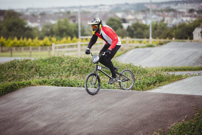 Велогонщик на велосипеде BMX в скейтпарке — стоковое фото