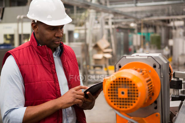 Empregado masculino confiante usando tablet digital na fábrica de suco — Fotografia de Stock