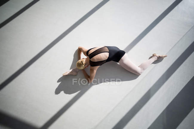 Vue de dessus de la ballerine s'étirant sur le sol — Photo de stock