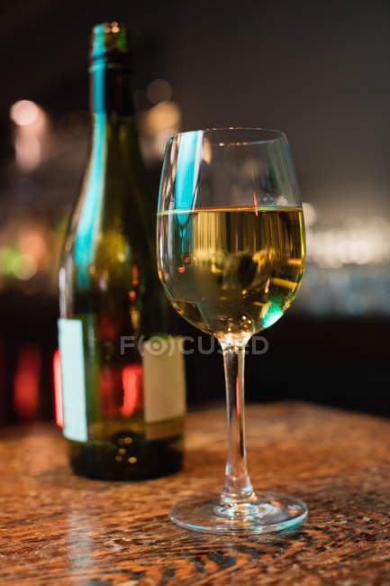 Primo piano del bicchiere di vino bianco sul bancone del bar al bar — Foto stock