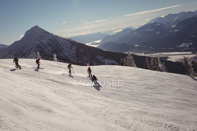 Группа лыжников в снежных Альпах зимой — стоковое фото