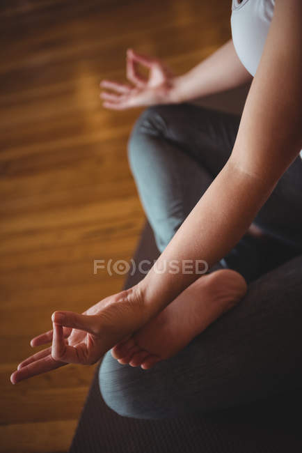 Ausgeschnittene Ansicht einer meditierenden Frau im Yogastudio — Stockfoto