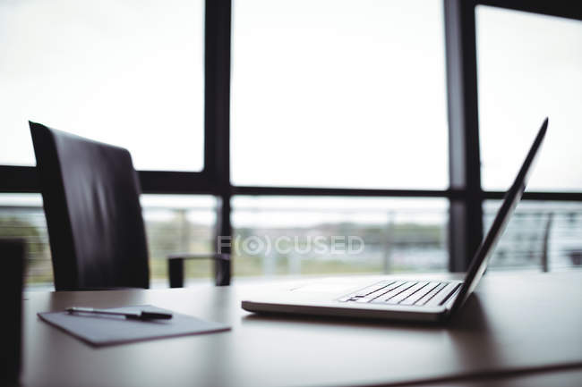 Laptop and notepad on desk in the office — Stock Photo