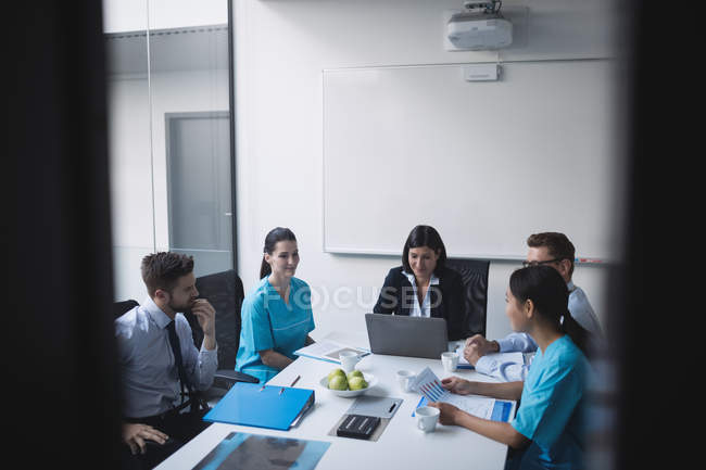 Equipe de médicos em uma reunião na sala de conferências — Fotografia de Stock