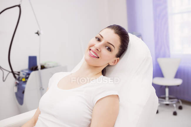 Retrato de mulher bonita sentada na clínica — Fotografia de Stock