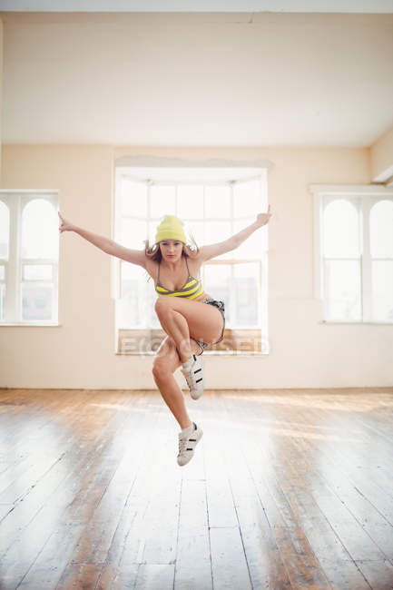 Mulher bonita praticando hip hop dança no estúdio — Fotografia de Stock