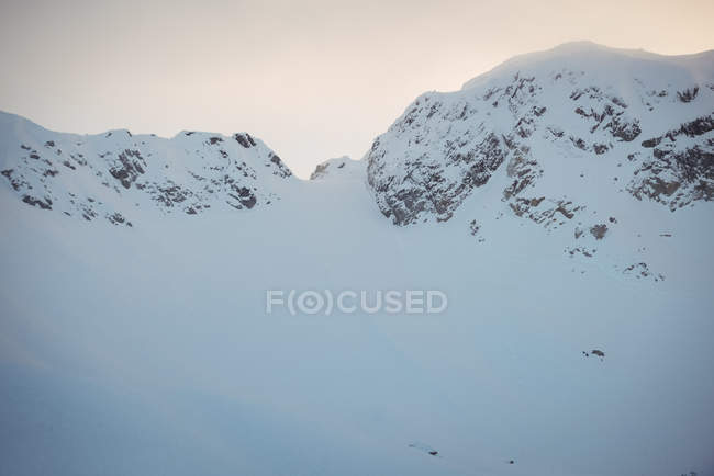 Vista de montanhas cobertas de neve durante o inverno — Fotografia de Stock