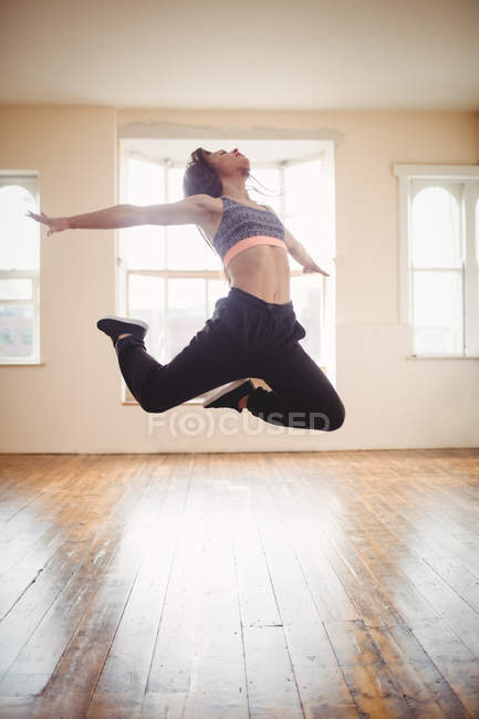 Junge Frau übt Hip-Hop-Tanz im Studio — Stockfoto