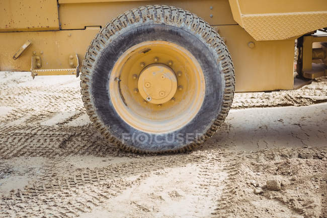 Крупный план колеса бульдозера на строительной площадке — стоковое фото