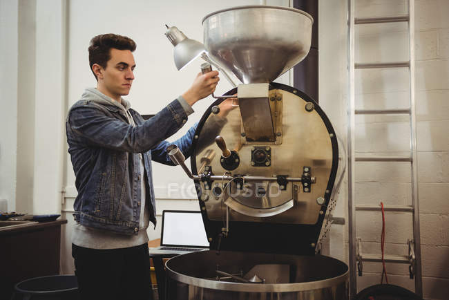 Mann benutzt Kaffeemühle in Coffeeshop — Stockfoto
