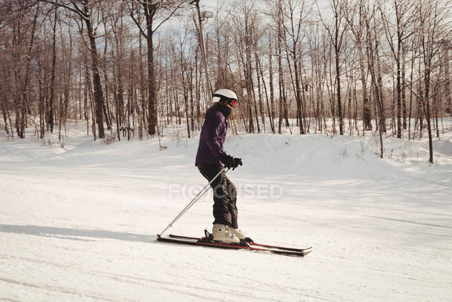 Esquiador esquiando en el paisaje cubierto de nieve en invierno - foto de stock