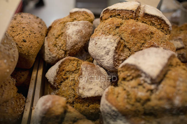 Gros plan sur le pain einkorn au comptoir de boulangerie — Photo de stock