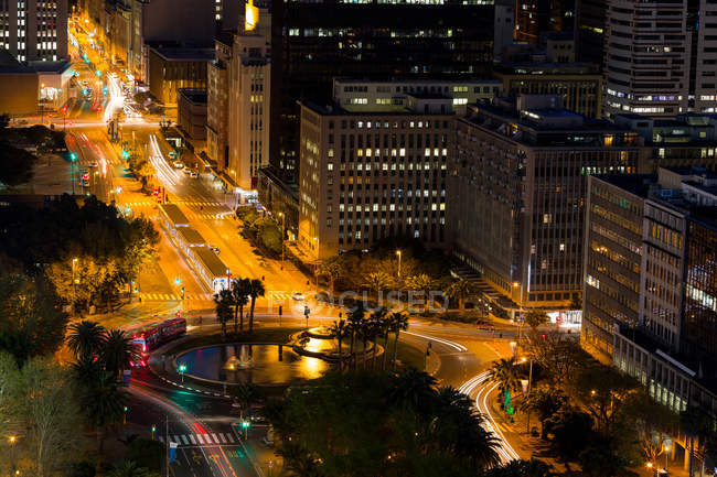 Вид з повітря на вулиці та офісні будівлі в діловому районі вночі — стокове фото