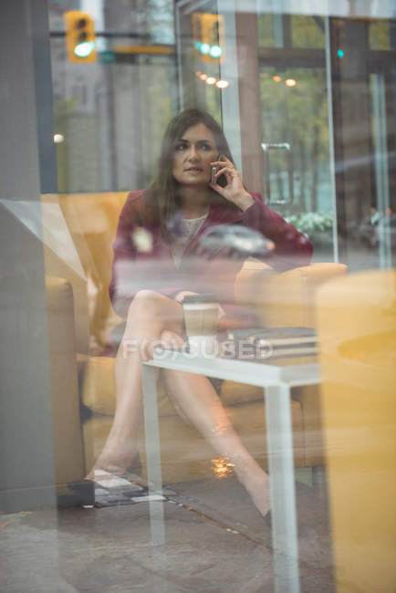 Femme d'affaires parlant sur téléphone portable dans le bureau — Photo de stock