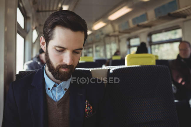 Giovane imprenditore che viaggia in treno — Foto stock