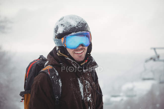 Hombre sonriendo en la montaña - foto de stock