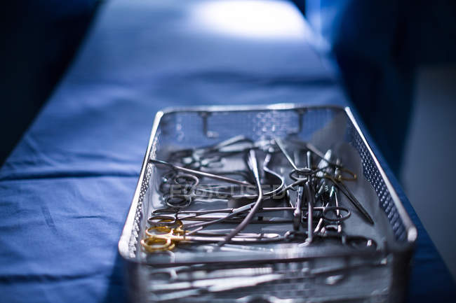 Хирургические инструменты в подносе на столе в больнице — стоковое фото
