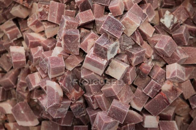 Gros plan de la pile de cubes de viande à l'usine de viande — Photo de stock