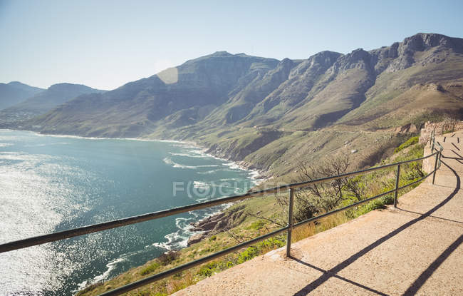 Vue panoramique sur le sentier menant aux montagnes du bord de mer — Photo de stock