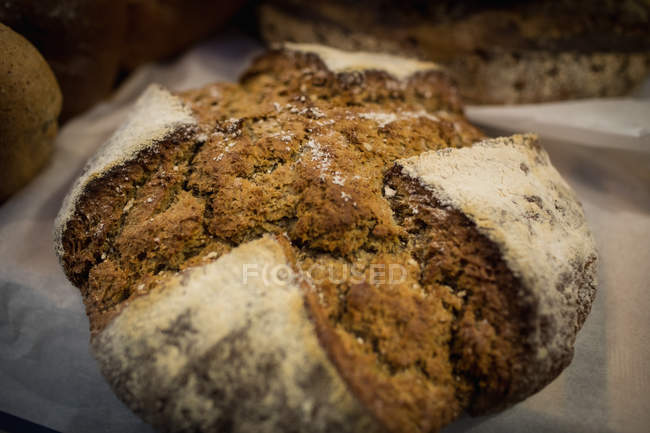 Primer plano del pan einkorn en el mostrador de la panadería - foto de stock