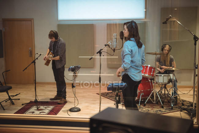 Banda de música tocando no estúdio de música — Fotografia de Stock