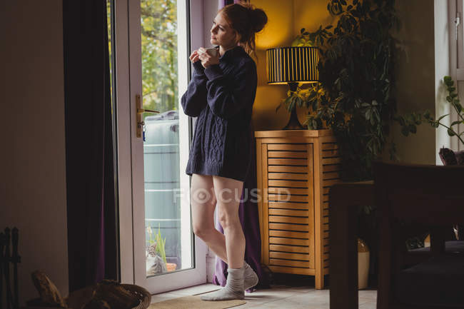 Nachdenkliche Frau beim Kaffee zu Hause — Stockfoto