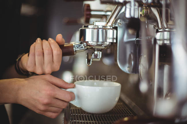Waitress preparing a cup of coffee in cafe — Stock Photo